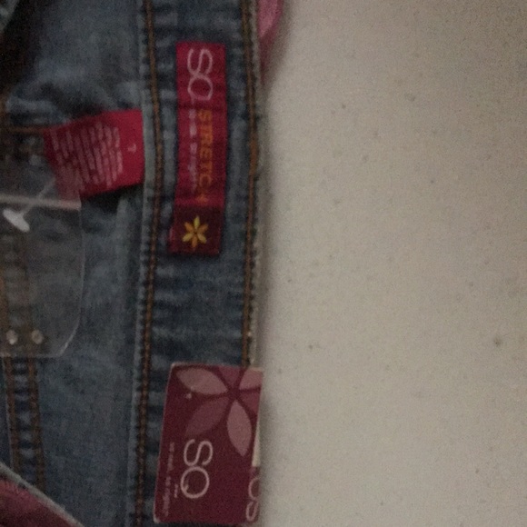 Size 7 NWT SO Crop Denim Jeans with pink fabric belt - Picture 4 of 10